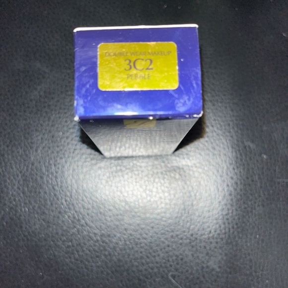 Estée Lauder Double Wear Foundation - Picture 3 of 5